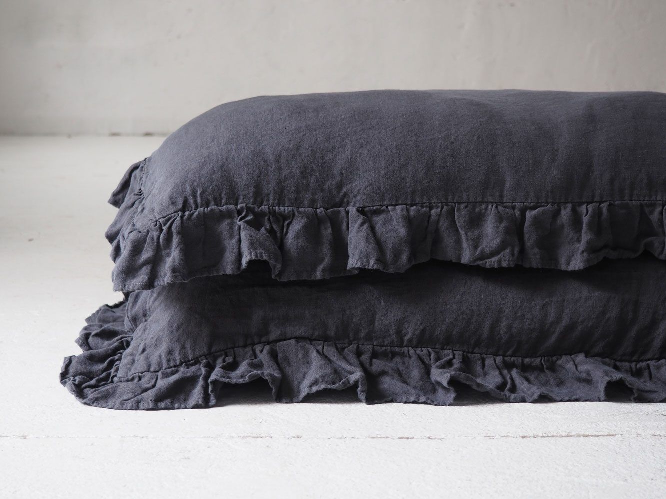 Linen pillow cases with frill - Charcoal