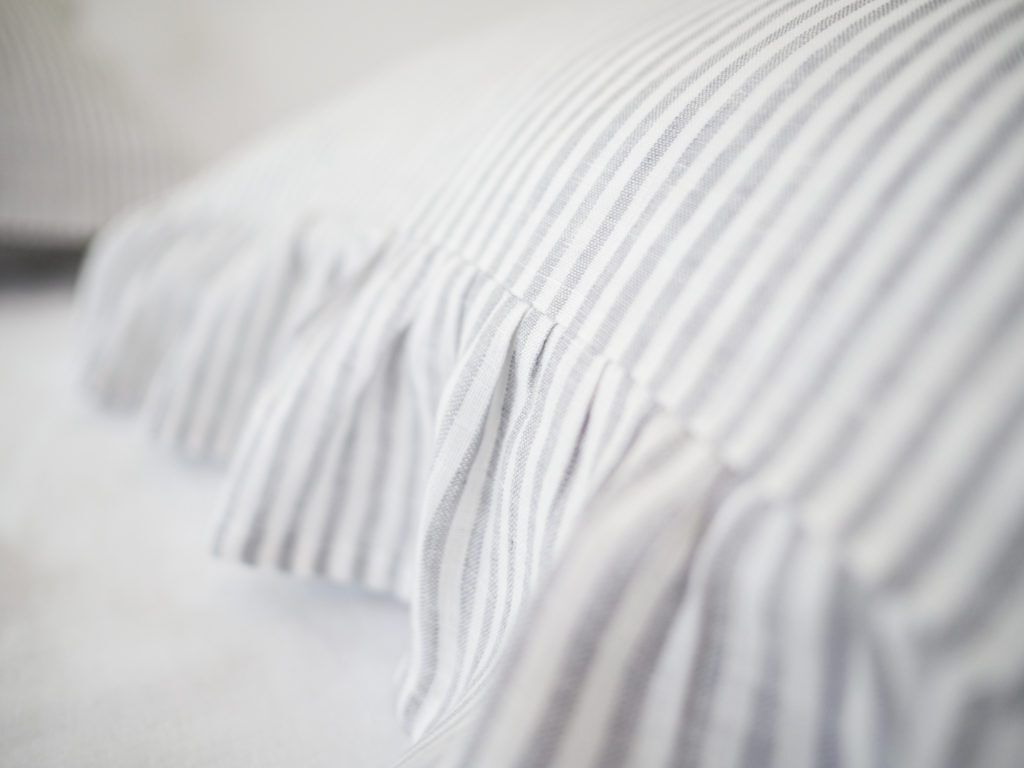 Linen pillow cases with frill - Gray Strpies