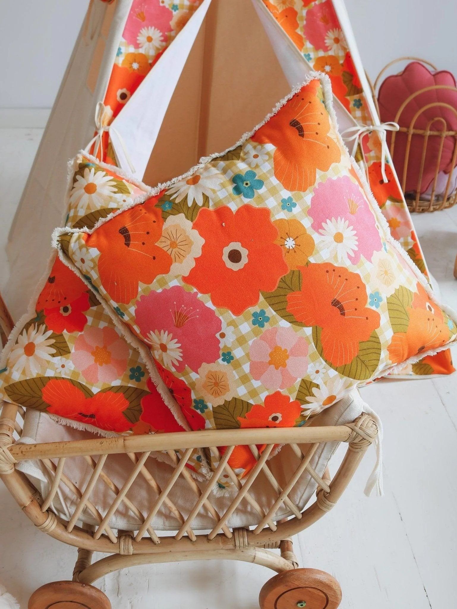Classic pillow - Picnic with flowers