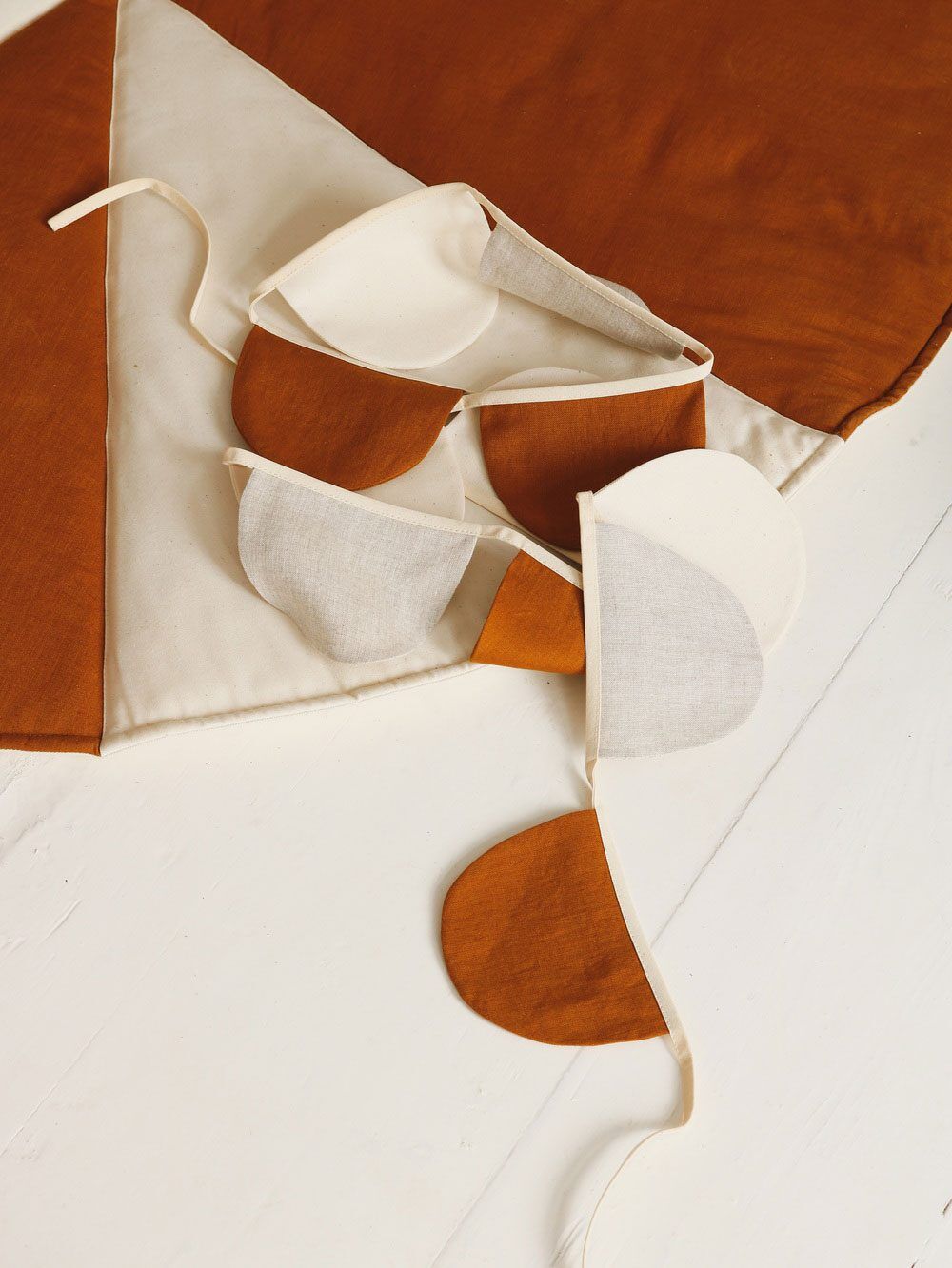 Classic garlands - Cream Circus - crescent moons