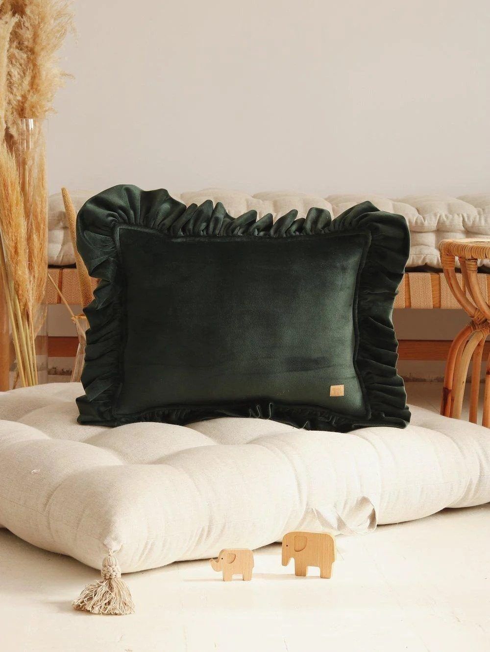 Pillow with a frill - emerald