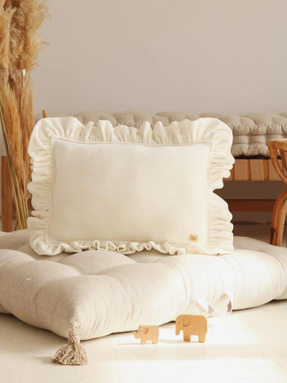Pillow with a frill - white