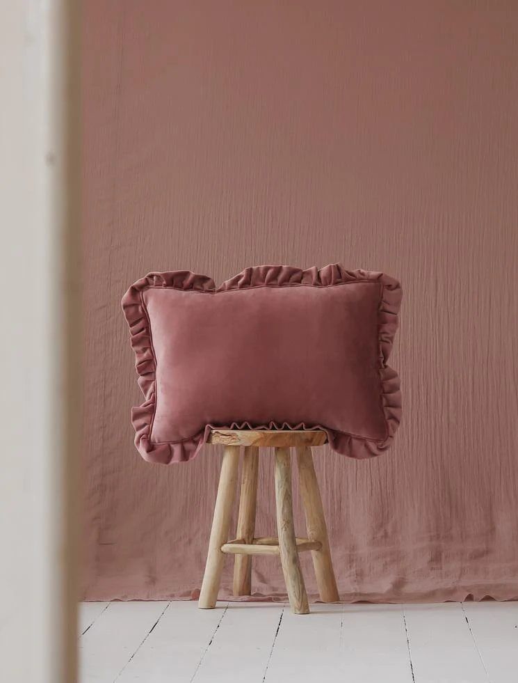 Pillow with a frill - dirty pink