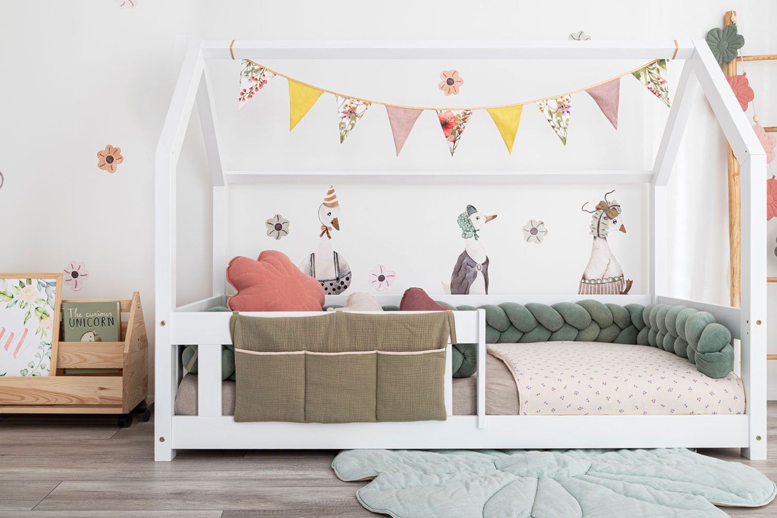 Muslin Bed Organiser two-coloured Main colour – Olive trim – Beige