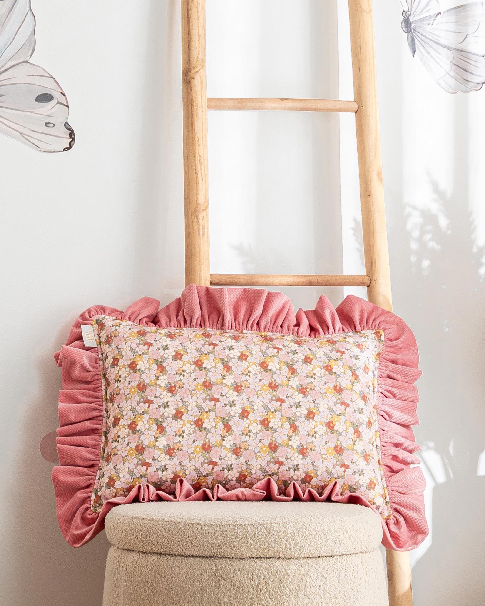 Reversible Pillow with Frill -
Garden