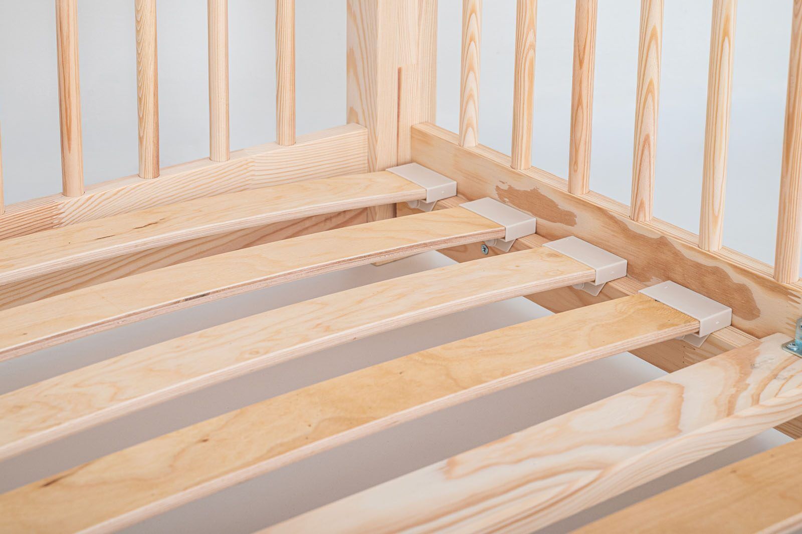 The new slatted frame concept allows for easy and convenient installation. Wooden slats provide stability. Thanks to the overlays, wood friction is reduced, which prevents creaking.