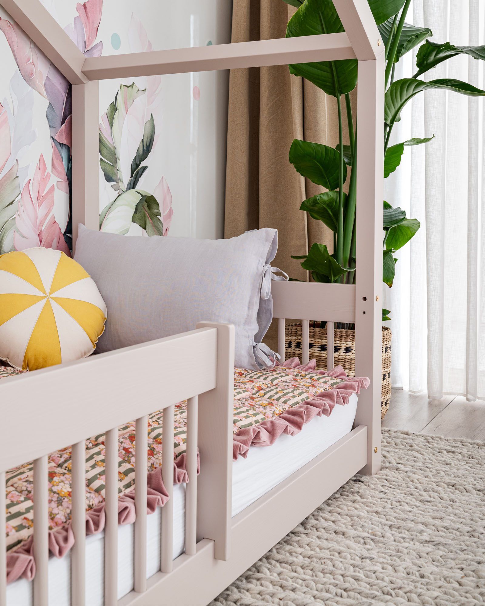 In the picture: House bed Pipit 160x80cm, fixed round rail, Color: Cashmere