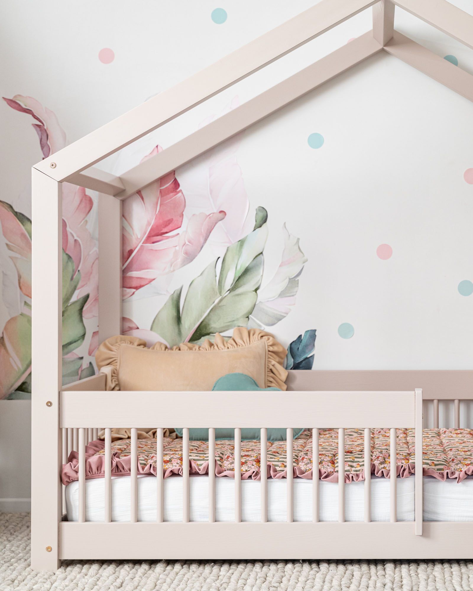 In the picture: House bed Pipit 160x80cm, fixed round rail, Color: Cashmere