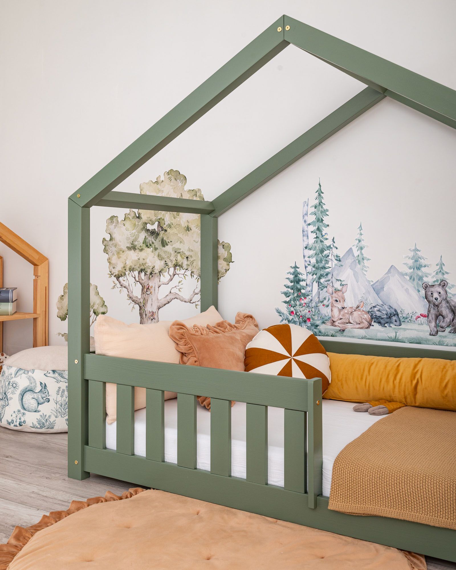 In the picture: House Bed Pipit 160x80 cm with railing, Color: olive