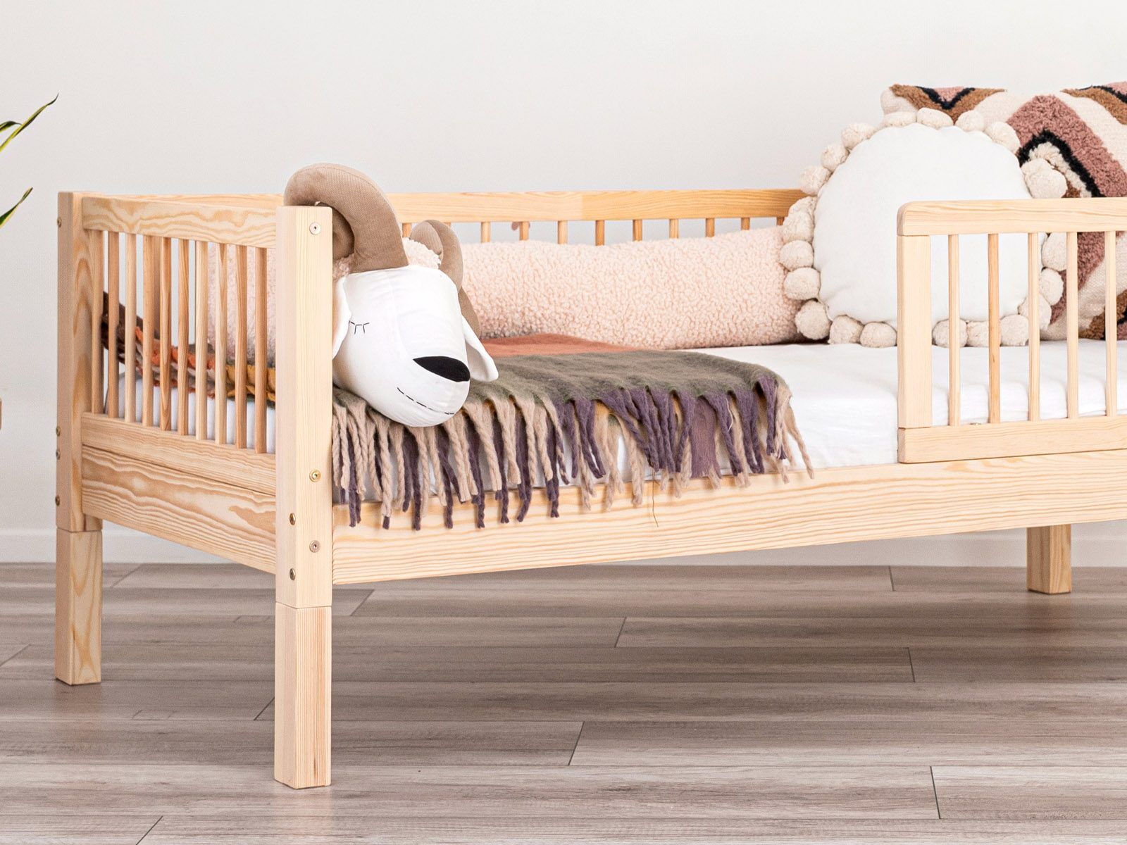 Montessori Kids Bed 4-in-1 – House Bed & Floor Bed – Classic, Height of legs: 20 cm, Railing: Yes-round, Entrance: left, Railing length: ½.
