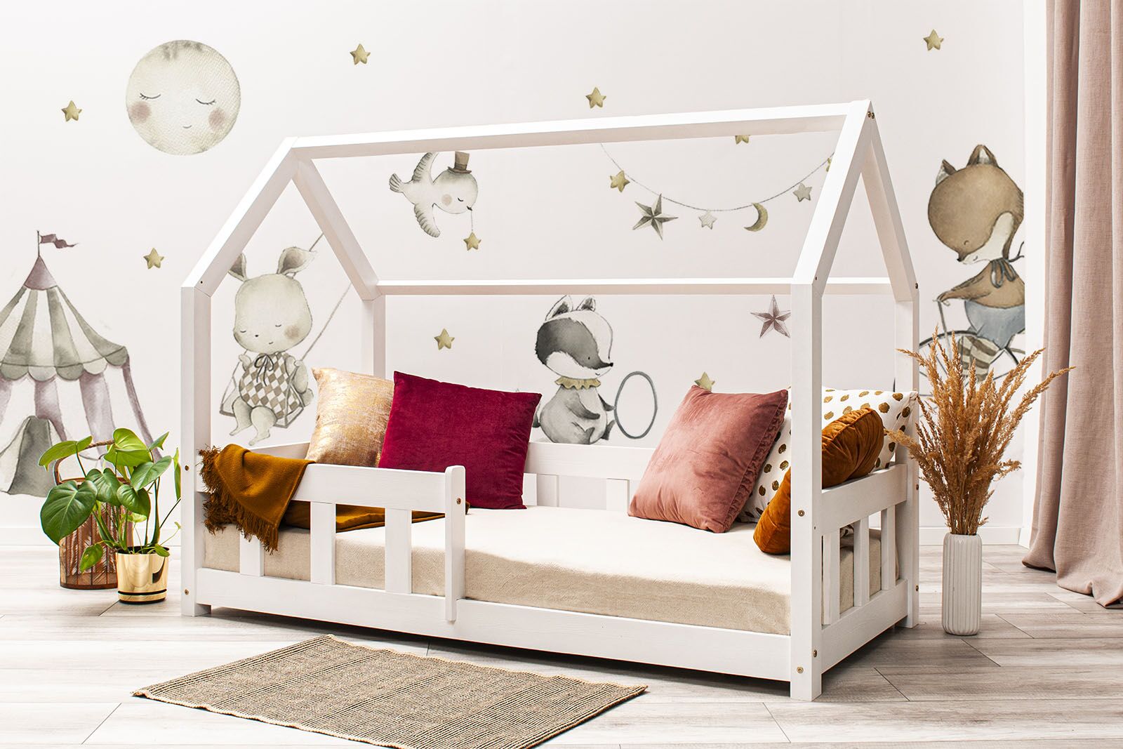 Wall stickers - Retro Circus. Bed shown in this picture is 160x80cm.